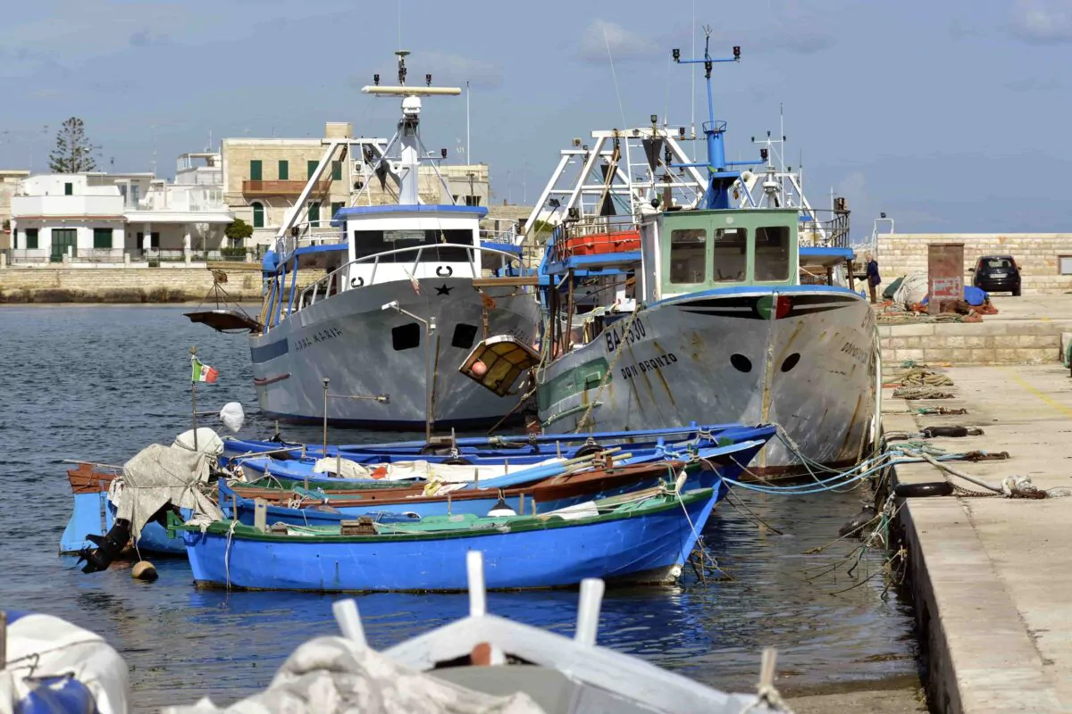 L’Ue affonda 3.000 pescherecci italiani, è rivolta nei porti | Lo scenario