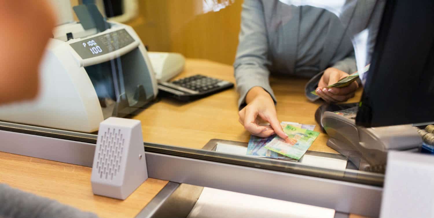 In 30 anni chiuse la metà delle banche, il digitale stenta | L’analisi