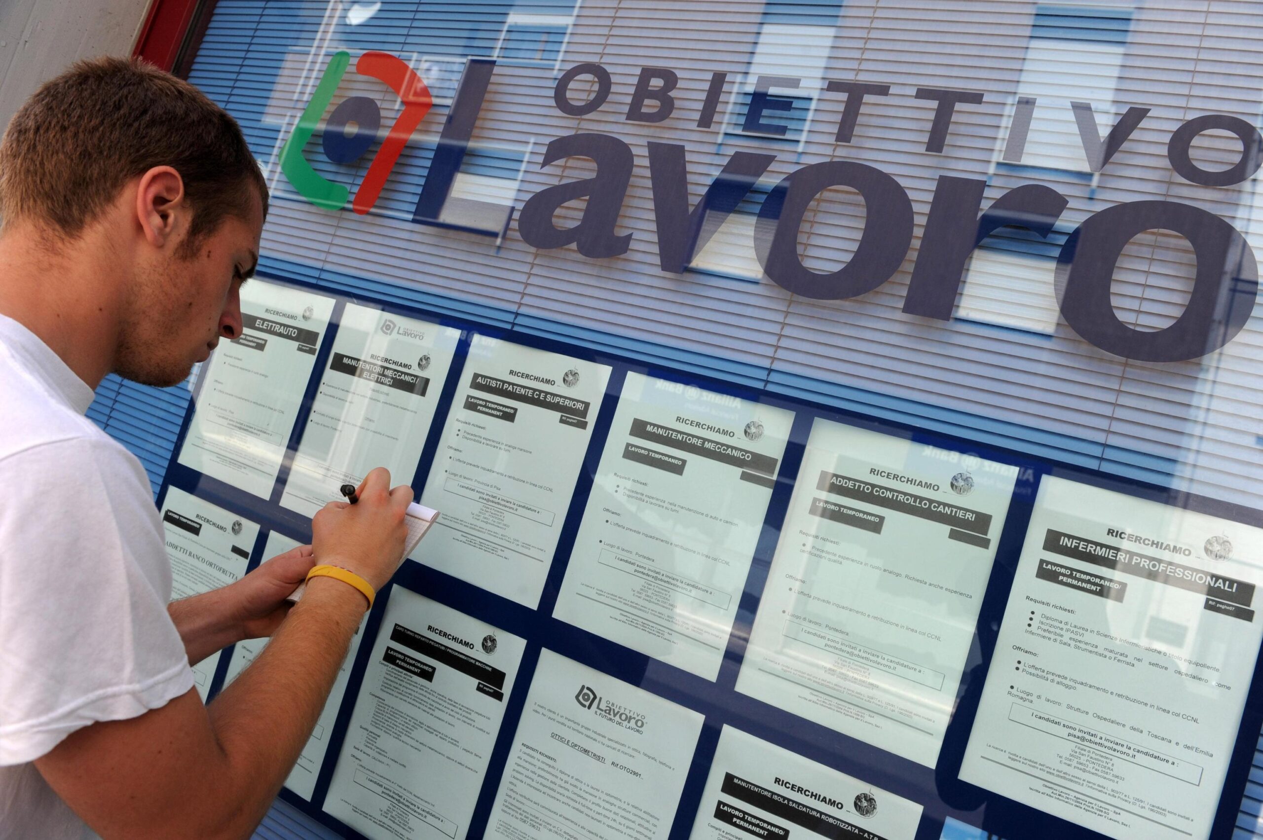 Quasi la metà degli occupati italiani non cerca un altro impiego | L’analisi