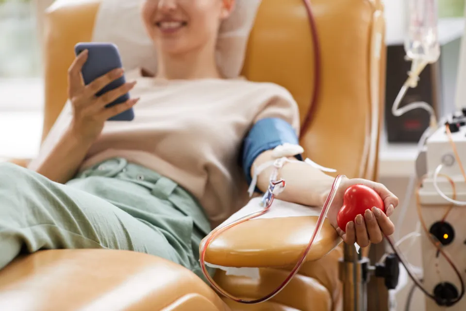 Solo il 2,7% degli italiani dona sangue, ancora pochi i giovani | L’analisi