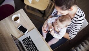 Le madri guadagnano meno della metà rispetto alle donne senza figli | L’analisi di Chiara Vincenzi