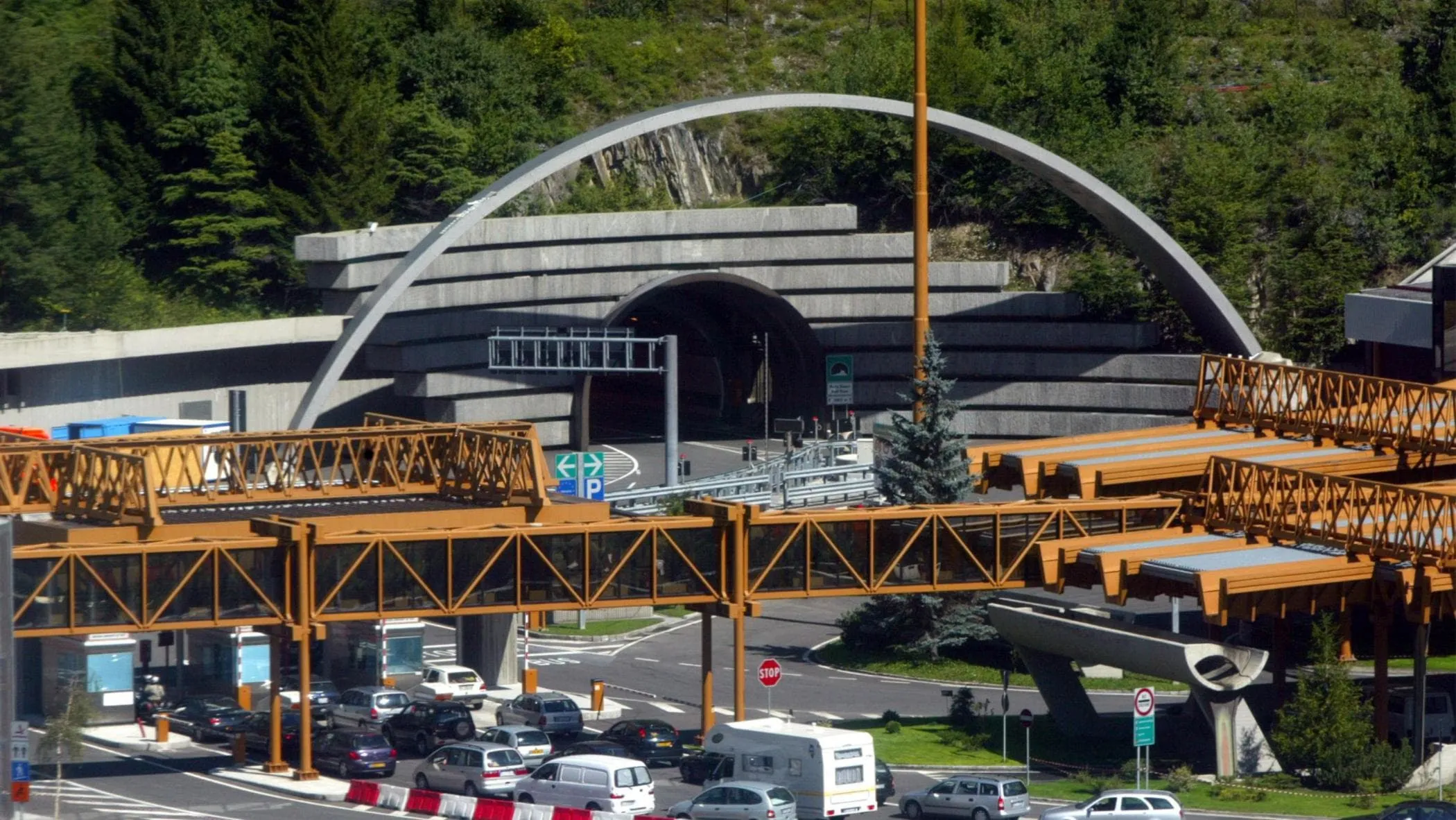 Chiude il traforo del Monte Bianco, riaprirà prima di Natale | L’analisi