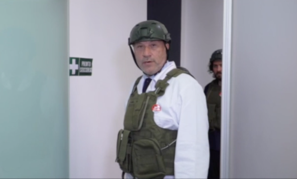 Elmetto e giubbotto antiproiettile: ecco lo spot shock dei medici di Napoli | Il caso