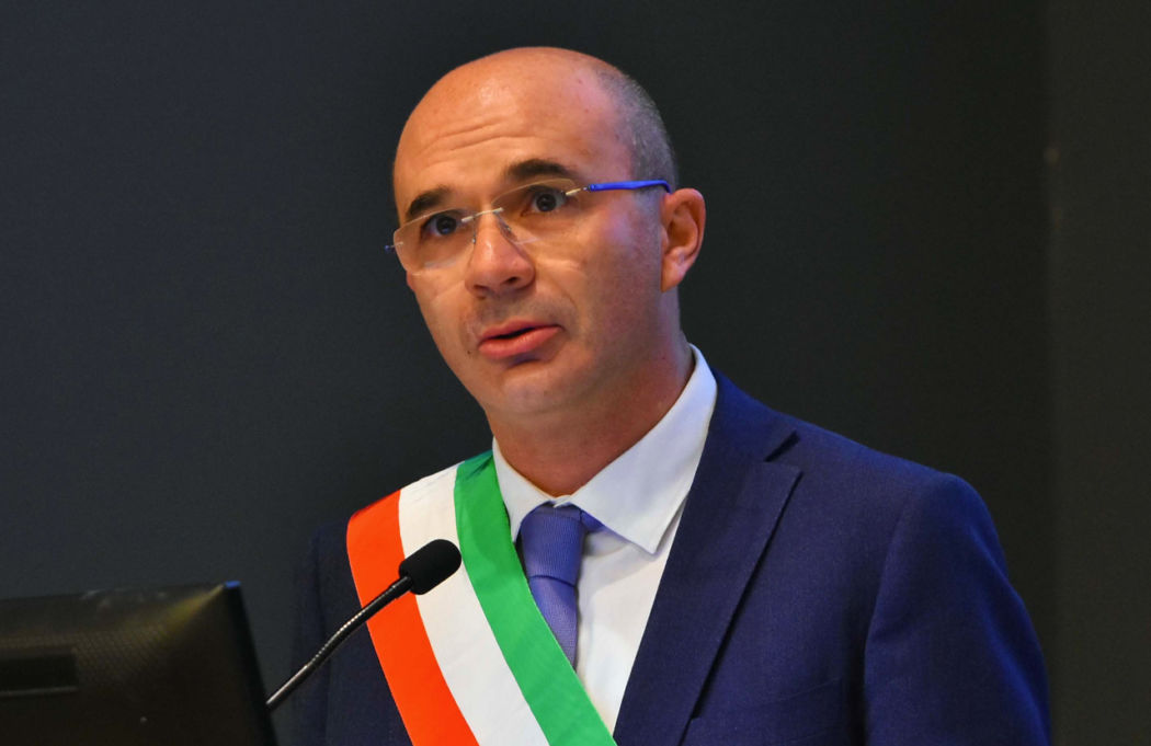 Luca Vecchi, sindaco Reggio Emilia: “I Comuni non possono farsi carico di chi perde il Reddito di Cittadinanza”